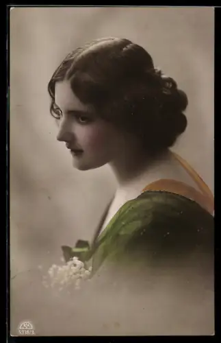 Foto-AK R & K / L Nr. 5338/3: Junges Mädchen mit Maiglöckchen