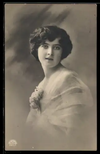 Foto-AK R & K / L Nr. 8401/5: Junges Mädchen mit Ansteckblumen