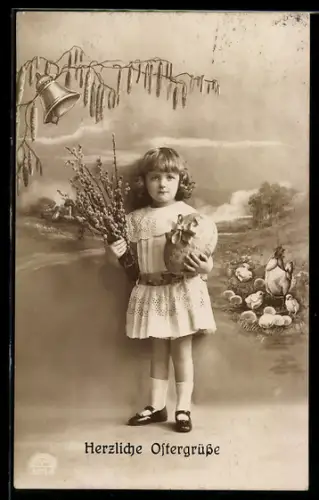 Foto-AK R & K / L Nr. 6071/6: Kleines Mädchen mit Osterei u. Weidenkätzchen, Hühner, Küken, Glocke, Ostergruss