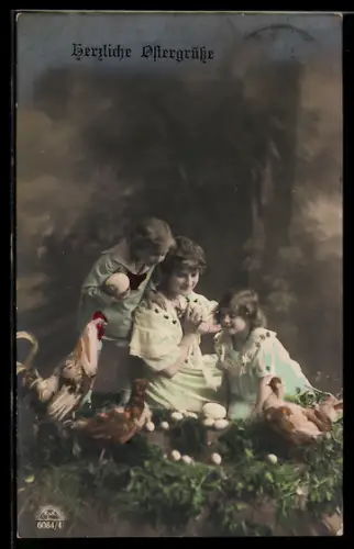 Foto-AK R & K / L Nr. 6084/4: Mutter mit Kindern u. Ostereiern im Wald, Hühner, Ostergruss