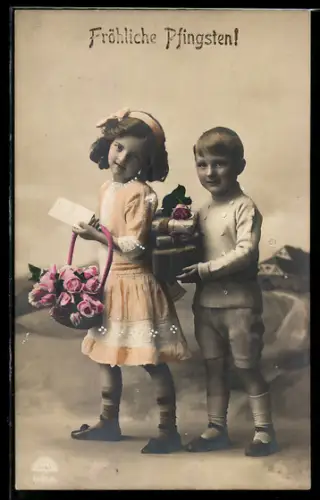 Foto-AK R & K / L Nr. 5495/6: Kleines Paar mit Geschenken u. Rosenkorb, Pfingstgruss