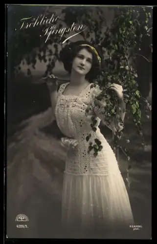 Foto-AK R & K / L Nr. 4289/5: Junge Dame im Grünen, Pfingstgruss