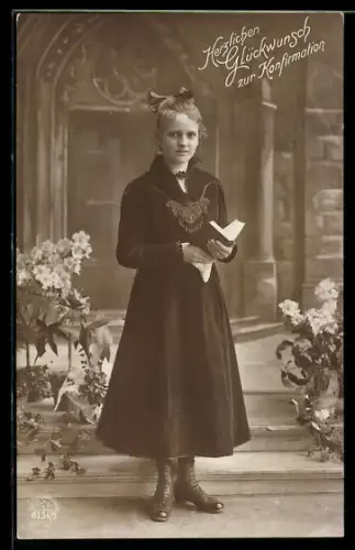 Foto-AK R & K / L Nr. 6134/5: Konfirmandin vor der Kirche, Konfirmationsgruss