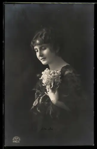 Foto-AK R & K / L Nr. 8682/4: Junge Dame mit Blume