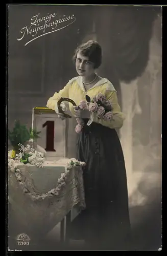 Foto-AK R & K / L Nr. 7210/3: Junge Dame mit Kalender, Rosen u. Hufeisen, Neujahrsgruss