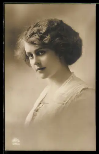 Foto-AK R & K / L Nr. 5044/2: Junge Dame mit Kurzhaarfrisur