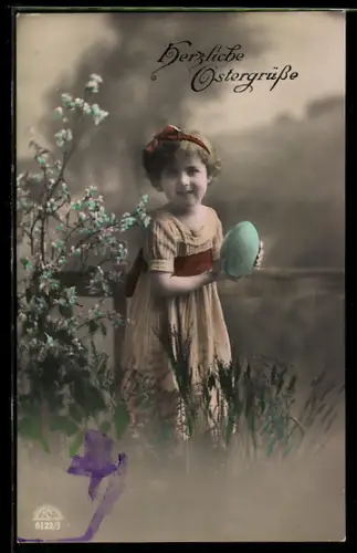 Foto-AK R & K / L Nr. 6122/3: Kleines Mädchen mit Osterei, Ostergruss