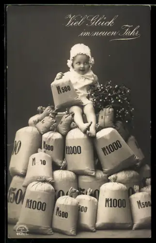 Foto-AK R & K / L Nr. 4926/1: Baby auf einem Berg von Geldsäcken, Neujahrsgruss