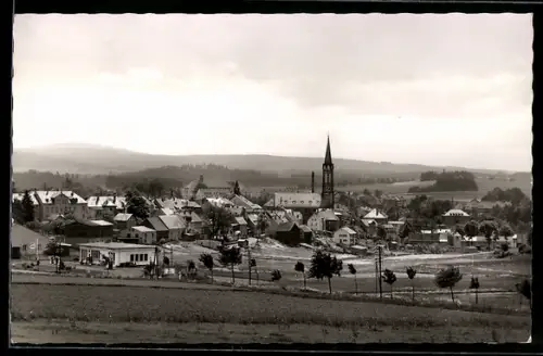 AK Münchberg /Ofr., Ortsansicht mit Kirche und umliegender Landschaft