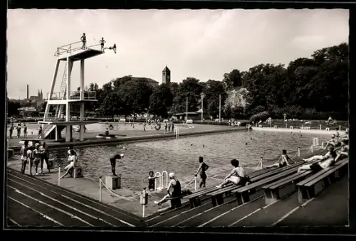 AK Hof an der Saale, Schwimmbad mit Badegästen, Sprungturm, Ortspanorama