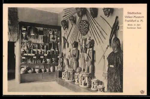 AK Frankfurt a. M., Städtisches Völker-Museum, Blick in den Kamerun Saal