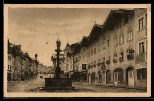 AK Bad Tölz, Marktstrasse mit Brunnen und Geschäften, Kirchturm
