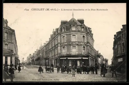 AK Cholet /M.-et-L., LAvenue Gambetta et la Rue Nationale