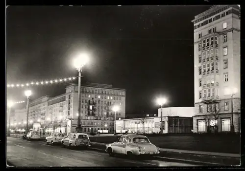 AK Berlin, Karl-Marx-Allee bei Nacht