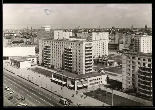 AK Berlin, Karl-Marx-Allee mit Parkplatz