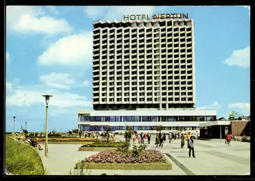 AK Rostock-Warnemünde, Hotel Neptun mit Leuten
