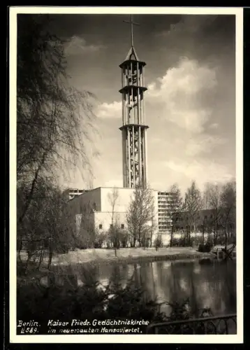AK Berlin-Tiergarten, Kaiser Friedr. Gedächtniskirche in neu erbauten Hansaviertel
