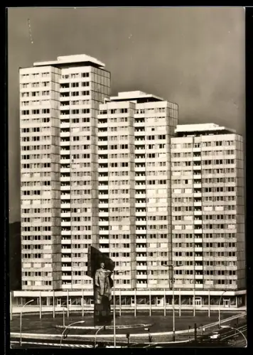 AK Berlin, Hochhäuser am Leninplatz und Lenindenkmal