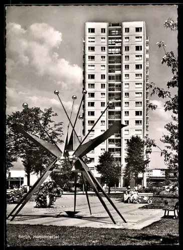 AK Berlin, Hansaviertel, Anlage mit Skulptur u. Hochhaus