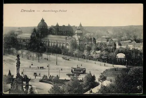 AK Dresden, Ausstellungs-Palast mit Denkmalanlage u. Strassenbahn aus der Vogelschau