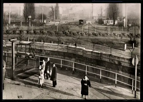 AK Berlin, Fussgänger an der Mauer, Grenze