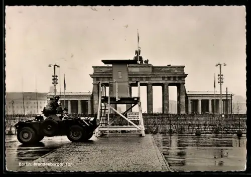 AK Berlin, Brandenburger Tor, Panzerspähwagen der Allierten an der Mauer, Wachturm