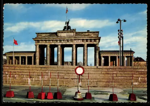 AK Berlin, Blick auf die Mauer am Brandenburger Tor nach dem 13. August 1961
