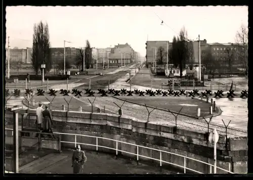 AK Berlin, Grenzanlagen am Potsdamer Platz, Polizist