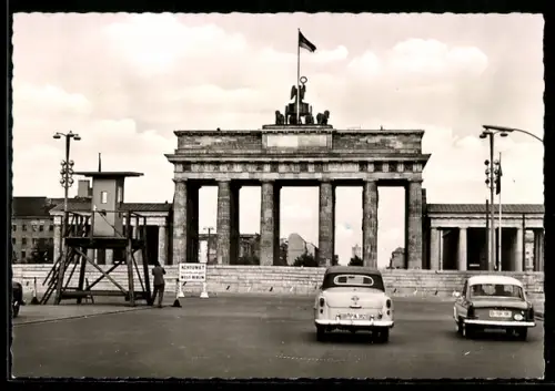AK Berlin, Brandenburger Tor nach dem 13. August 1961 mit der Grenze