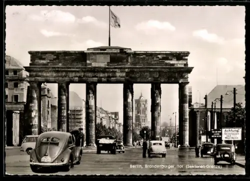 AK Berlin, Brandenburger Tor mit Strassenpartie, Sektorengrenze