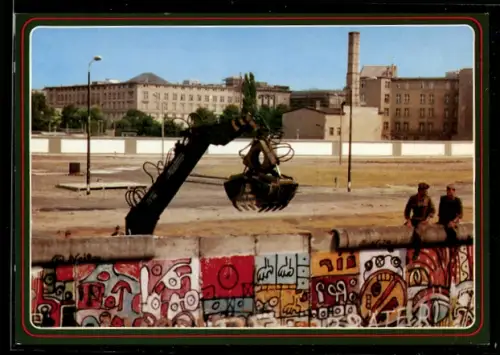 AK Berlin, Bagger mit Greifarm an der Berliner Mauer, deutsch-deutsche Grenze