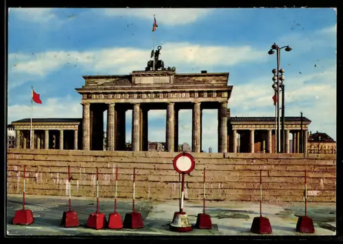 AK Berlin, Blick auf die Mauer am Brandenburger Tor nach dem 13. August 1961