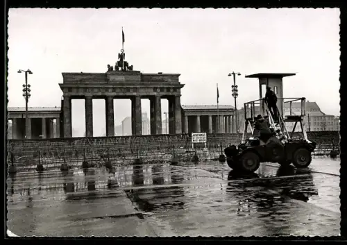 AK Berlin, Brandenburger Tor, Panzerspähwagen