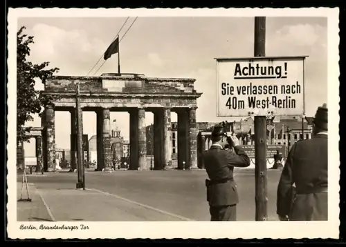 AK Berlin, Brandenburger Tor noch ohne die Mauer, Grenzpolizisten