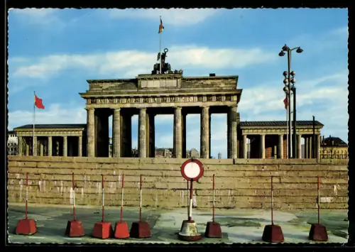 AK Berlin, Blick auf die Mauer am Brandenburger Tor nach dem 13. August 1961