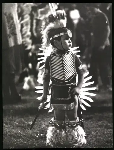 11 Fotografien Oklahoma, Powwow Fest, Kind in Tracht nordamerikanischer Ureinwohner, Medizinmann, Indianer, 21 x 28cm