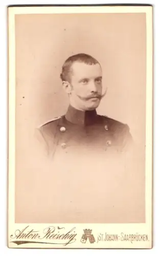 Fotografie Anton Reischig, St. Johann-Saarbrücke, Offizier im Uniformmantel, 1894