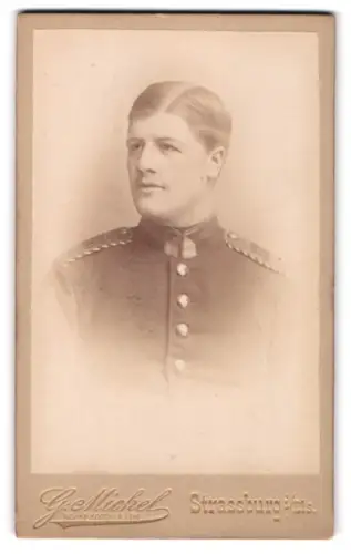 Fotografie G. Michel, Strassburg i. Els., Steingasse 5, Einjährig-Freiwilliger Unteroffizier in Uniform, 1890