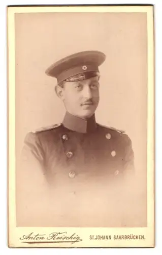 Fotografie Anton Reischig, St. Johann-Saarbrücken, Leutnant im Überrock mit Schirmmütze