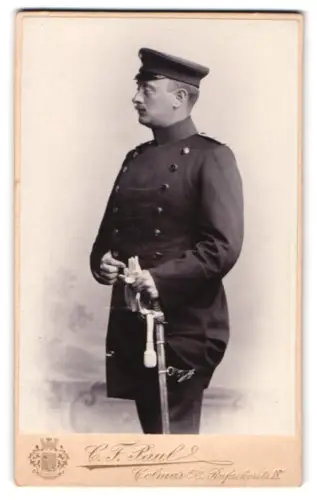 Fotografie C. F. Paul, Colmar /Els., Rufacherstr. 18, Leutnant im Überrock mit Schirmmütze und Säbel
