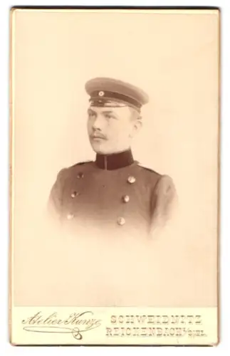 Fotografie Atelier Kunze, Schweidnitz, Getreidemarkt 29, Offizier im Uniformrock mit Schirmmütze