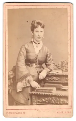 Fotografie Eduard Schultze, Heidelberg, Plöckstrasse 79, Vornehme Dame im Kleid am Schreibtisch