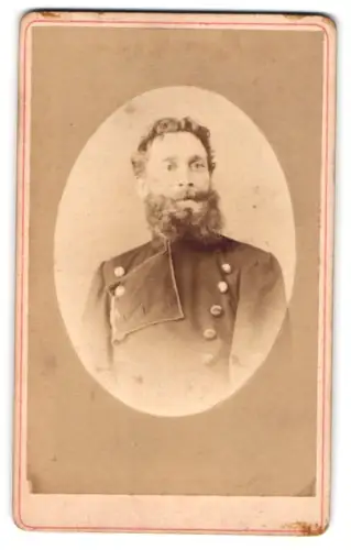 Fotografie J. B. Ziegler, Schlestadt, Place du Vanolles, Offizier im Überrock