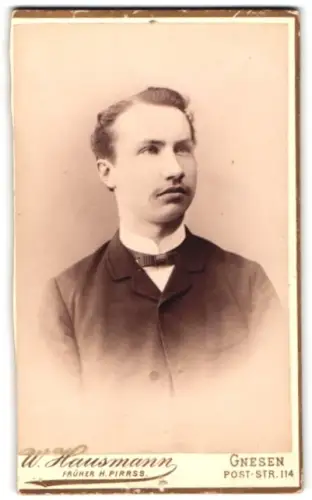 Fotografie W. Hausmann, Gnesen, Post-Str. 114, Junger Mann im Anzug