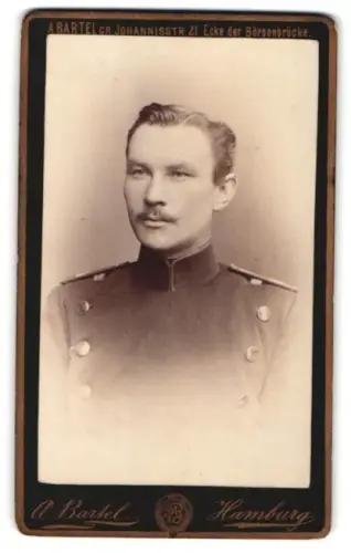 Fotografie A. Bartel, Hamburg, Grosse Johannisstr. 21, Offizier im Überrock