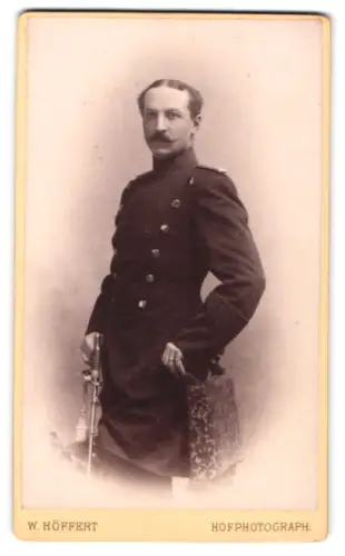 Fotografie W. Höffert, Dresden, See-Str. 21, Offizier im Überrock mit Säbel