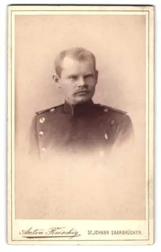 Fotografie Anton Reischig, St. Johann-Saarbrücken, Bahnhofsstrasse 74, Leutnant im Uniformmrock