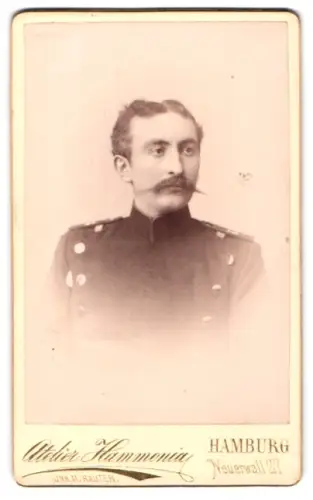 Fotografie Atelier Hammonia, Hamburg, Neuerwall 27, Offizier im Überrock, Hamburg 1889