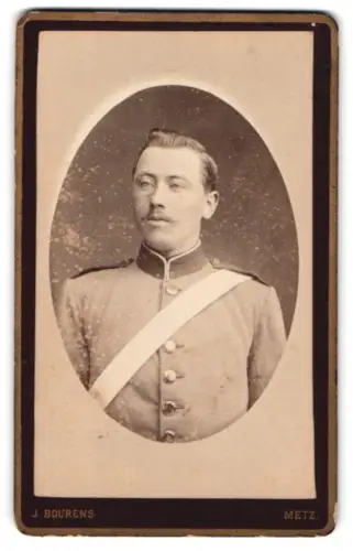 Fotografie J. Bourens, Metz, Kammerplatz 7, Soldat in Uniform mit Schärpe