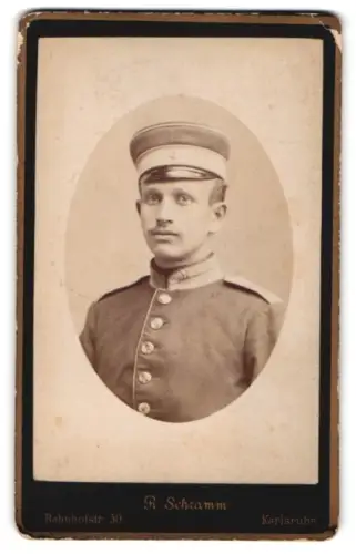 Fotografie R. Schramm, Karlsruhe, Bahnhofstr. 50, Garde-Unteroffizier in Uniform mit Schirmmütze